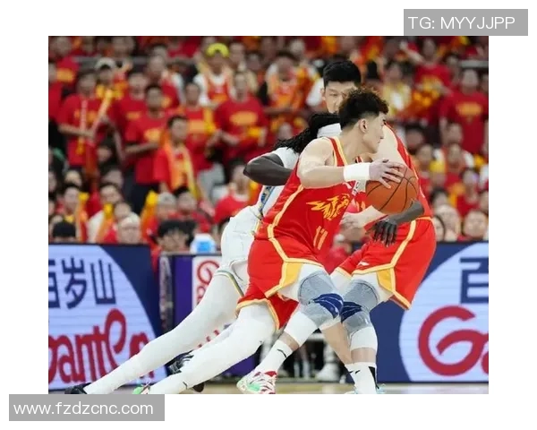 足球队员在CBA看球视频：两项运动迷的共鸣时刻